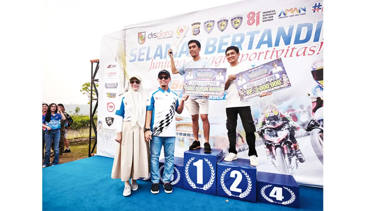 Wali Kota Pekanbaru Agung Nugroho didampingi Ketua TP PKK Pekanbaru Sulastri Agung memberikan hadiah kepada juara umum open Motoprix Piala Wali Kota Pekanbaru Renggi Lukmana di Sirkuit Non-Permanen (NP) Kompleks Perkantoran Wali Kota Pekanbaru, Tenayan Raya, Ahad (23/8/2026).(M ALI NURMAN/RIAU POS)