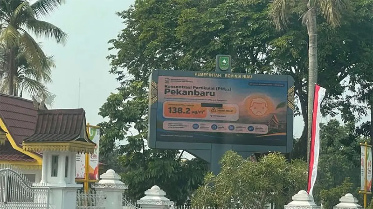 Videotron di depan kediaman Gubernur Riau di Jalan Diponegoro Pekanbaru menampilkan kondisi kualitas udara di Pekanbaru, Senin (24/8/2026). Ft Diskominfo Riau