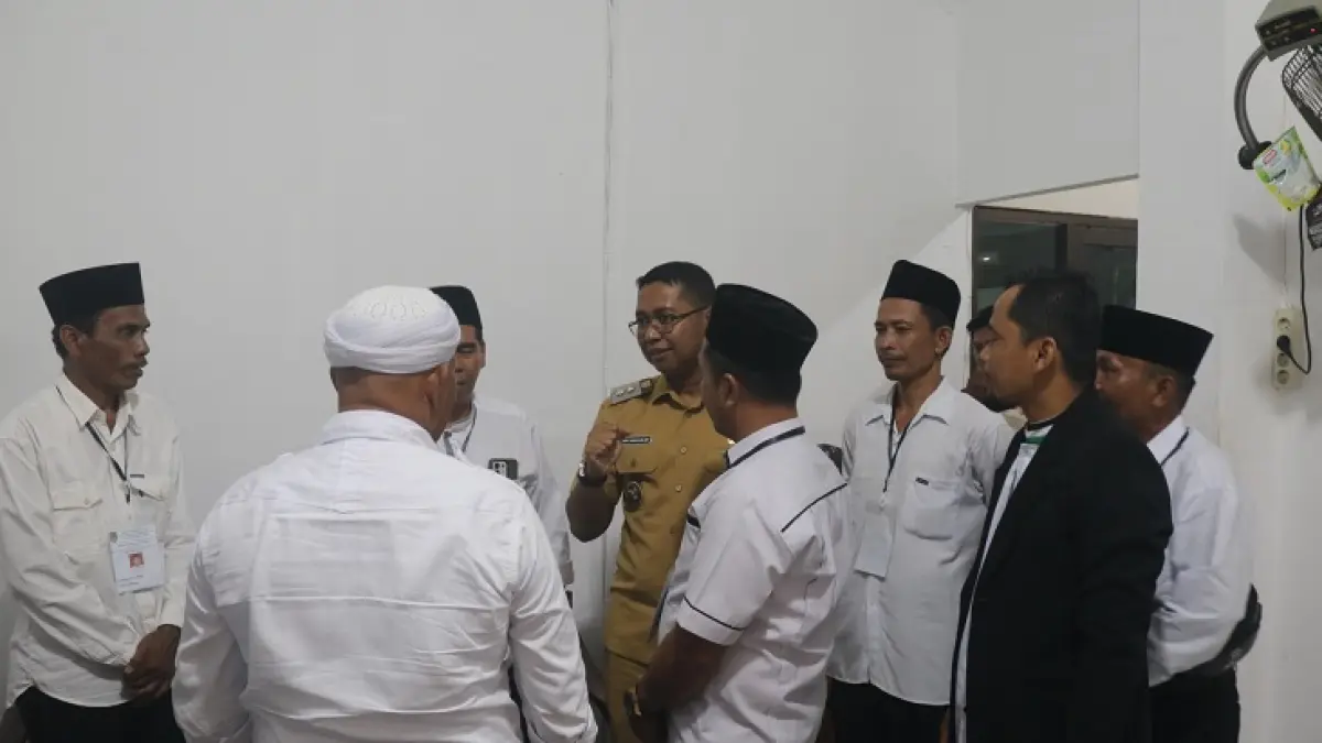 Wabup Rohil Jhony Charles berbincang dengan sejumlah bakal calon penghulu disela kegiatan tes, di Bagansiapiapi, Senin (24/8/2026). (Zulfadhli/Riaupos.co)