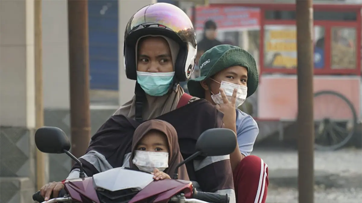 Warga kenakan masker ketika berada di luar ruang saat kabut asap menyelimuti Kota Pekanbaru dengan kualitas udara sangat tidak sehat, Senin (24/8). Foto MHD AKHWAN/RIAUPOS.CO