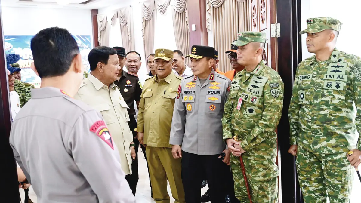  Presiden RI Prabowo Subianto (kiri) berdiskusi dengan Pelaksana Tugas Gubernur Riau SF Hariyanto (dua kiri), Kapolda Riau Irjen Pol Herry Heryawan (tengah), Danlanud Roesmin Nurjadin Marsma TNI Abdul Haris (dua kanan), dan Danlanal Dumai Kolonel Laut (P) Agung N Kusumaji (kanan) usai rapat di Lanud Roesmin Nurjadin, Pekanbaru, Senin (24/8/2026).(POLDA RIAU)