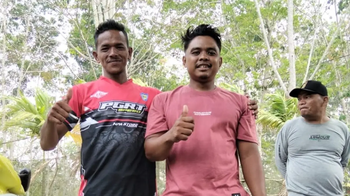 Anak pacu Jalur Alam Cahayo Tuah Nagoghi Desa Sikakak Cerenti, Pebri dan Ari melakukan nazar jalan kaki dari Telukkuantan ke Cerenti, Selasa (25/8/2026). (Desriandi Candra/Riaupos.co)