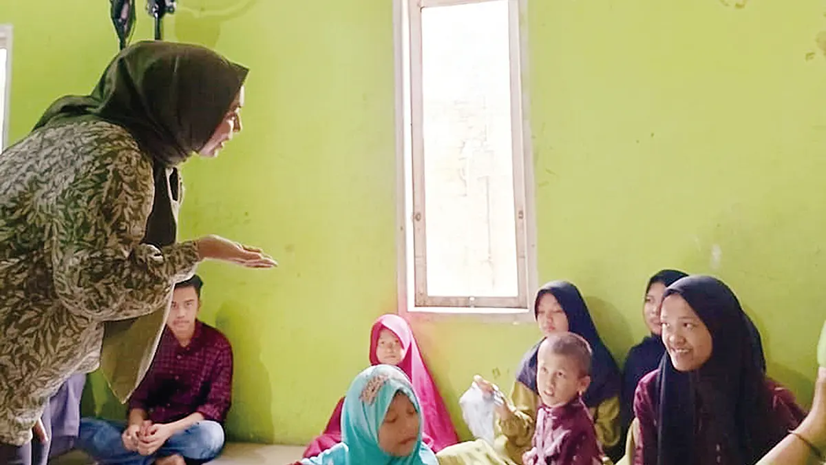 BERI PENJELASAN: Narasumber dr Aisyah Marwa Bilqis memberikan edukasi soal kesehatan kepada anak-anak  Panti Asuhan Al Akbar, Kelurahan Sidomulyo Timur, Pekanbaru, Riau, Rabu (12/8/2026).
