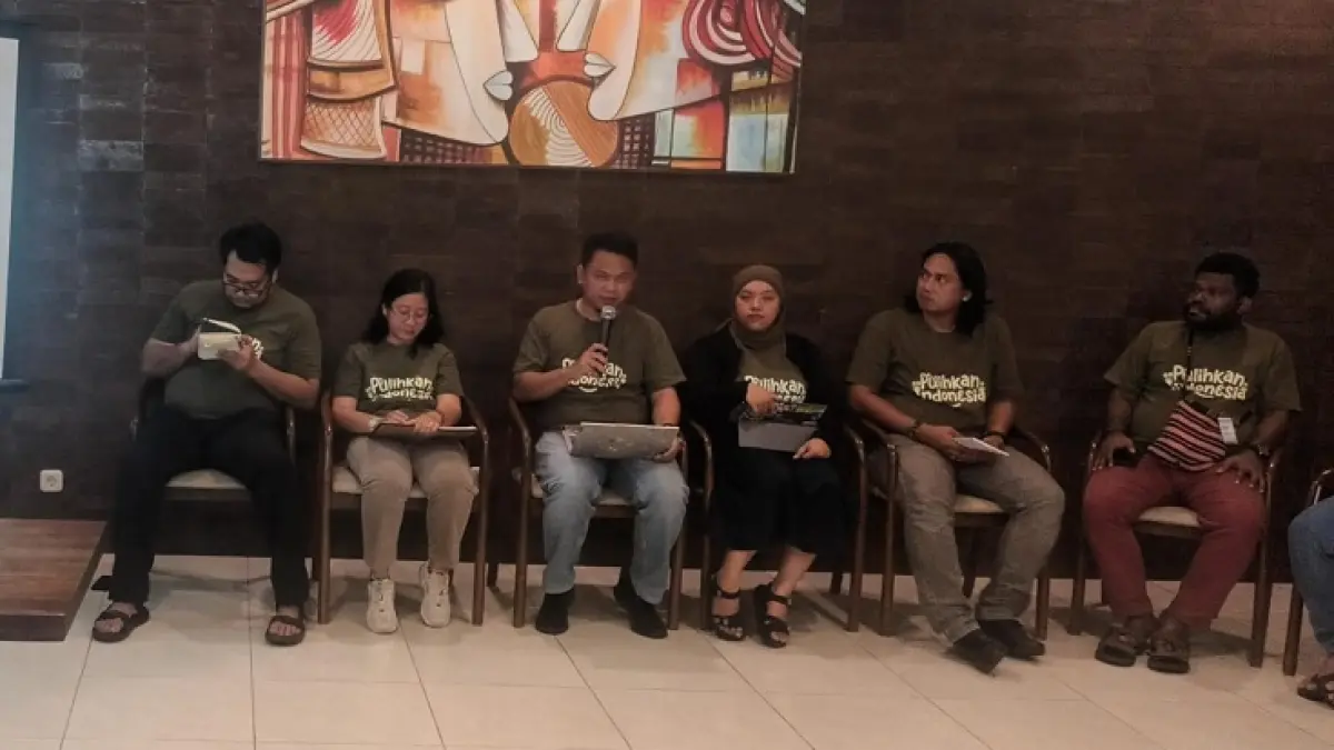 Direktur Eksekutif Walhi Riau Eko Yunanda (pegang mic) bersama Direktur Eksekutif Nasional Walhi Boy Even Sembiring (kiri) memberikan keterangan pers pada Selasa (25/8/2026). (Hendrawan Kariman/Riaupos.co)