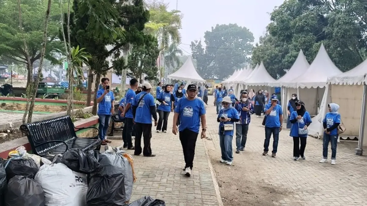 DPC Partai Demokrat Kuansing membersihkan sampai di Tepian Narosa Teluk Kuantan yang bersamaan HUT Partai Demokrat, Selasa (25/8/2026). (Desriandi Candra/Riaupos.co)