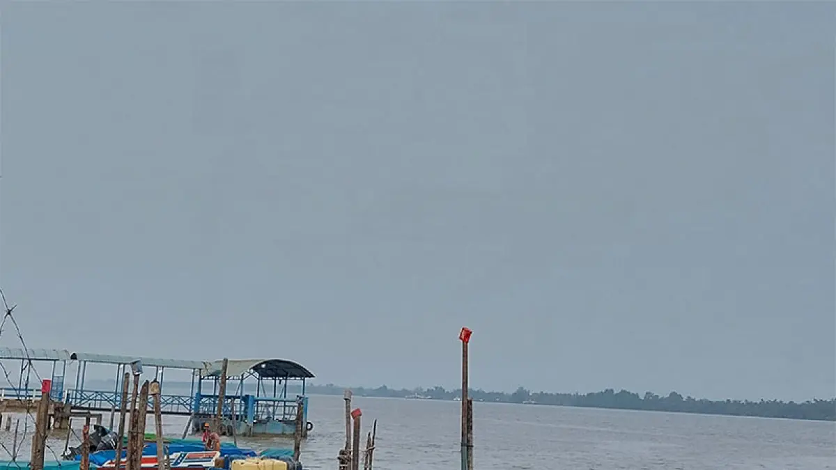 Kabut asap menyelimuti kawasan perairan Tembilahan, Kabupaten Indragiri Hilir, Selasa (25/8/2026). (Istimewa)