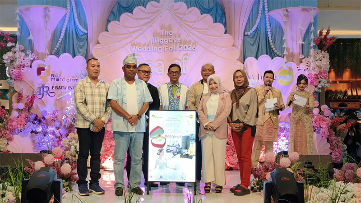 Kadis Kebudayaan dan Pariwisata Pekanbaru Akmal Khairi, bersama Dirut Run Marcomm Sefranti Kifna membuka Iven The Biggest Wedding Fair 2026 Sea Of Love di Mal Living World, Selasa (25/8/2026). FT EVAN GUNANZAR/RIAUPOS.CO