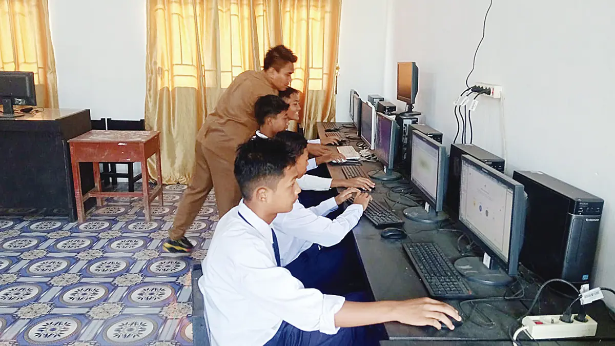 Para pelajar SMPN 3 Kuala Cenaku saat mengakses berbagai informasi melalui Pojok Pustaka Digital yang direalisasikan PT PLN (Persero), belum lama ini.(PT PLN untuk riau pos)