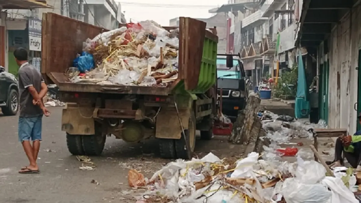 Petugas kebersihan Dinas Lingkungan Hidup Kuansing masih berjibaku membersihkan dan mengangkut sampah yang berserakkan hingga hari kedua, Selasa (25/8/2026). (Desriandi Candra/Riaupos.co)