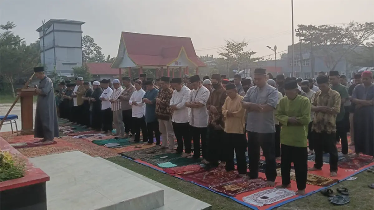 Ratusan masyarakat Kecamatan Teluk Meranti melaksanakan Salat istisqa di halaman Kantor Camat Teluk Meranti untuk memohon turunnya hujan, Selasa (25/8/2026). FOTO Istimewa