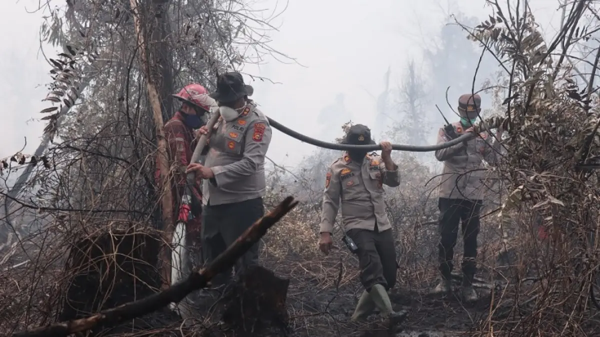 Satgas Gabungan memadamkan api yang lahan di Desa Rimbo Panjang, Kecamatan Tambang, Kabupaten Kampar. (Humas Polres Untuk Riaupos.co)