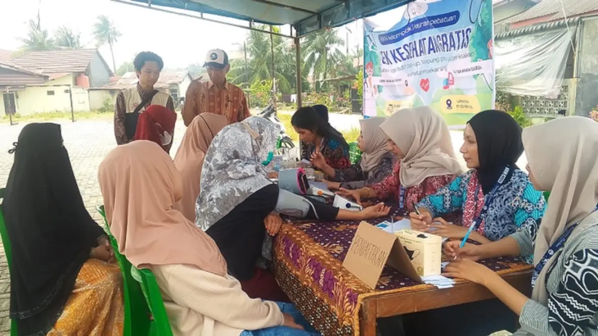 Tim KKN UHTP Kelompok 2 memeriksa tensi dan gula darah warga RW 05 Kelurahan Pebatuan, Selasa (25/8/2026). (Istimewa)