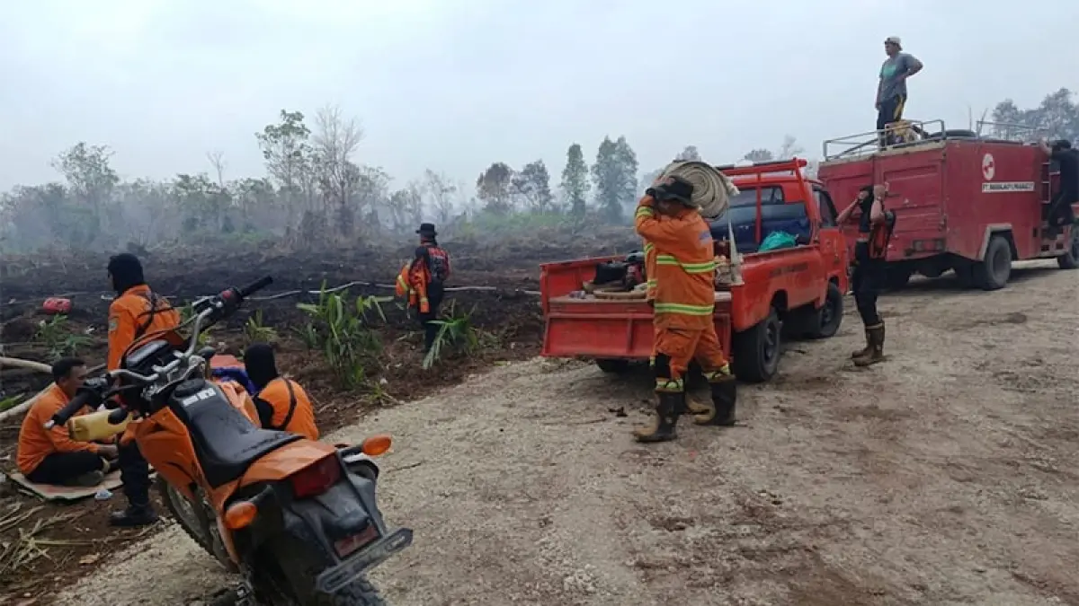 Tim TRC BPBD Kampar bersama Satgas Gabungan memadamkan Karhutla di Desa Tarai Bangun, Kecamatan Tambang, Kabupaten Kampar, Selasa (25/8/2026). BPBD untuk Riaupos.co