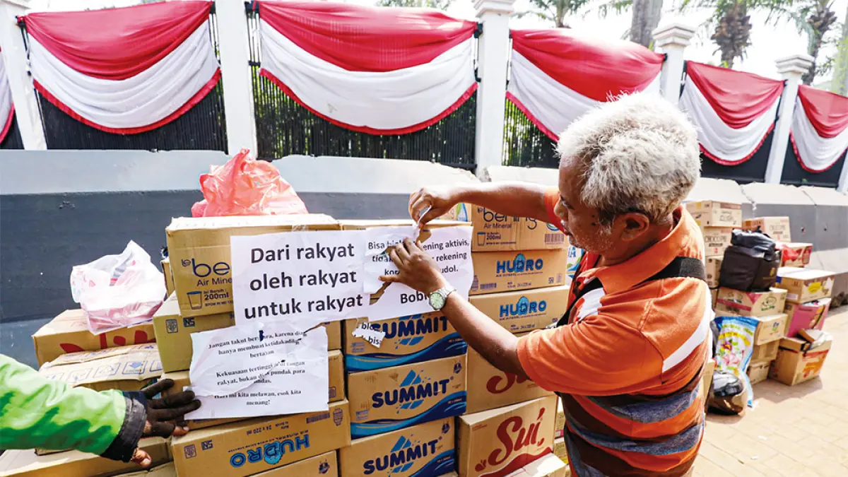 Sejumlah ojek online dari berbagai daerah membawa bantuan logistik makanan dan minuman di depan Kompleks Parlemen, Senayan, Jakarta, Selasa (25/8/2026). Bantuan logistik terus berdatangan dari warga untuk aksi yang akan digelar Aliansi Masyarakat Pati Bersatu, Kamis (27/8/2026) besok. (SALMAN TOYIBI/JAWA POS)