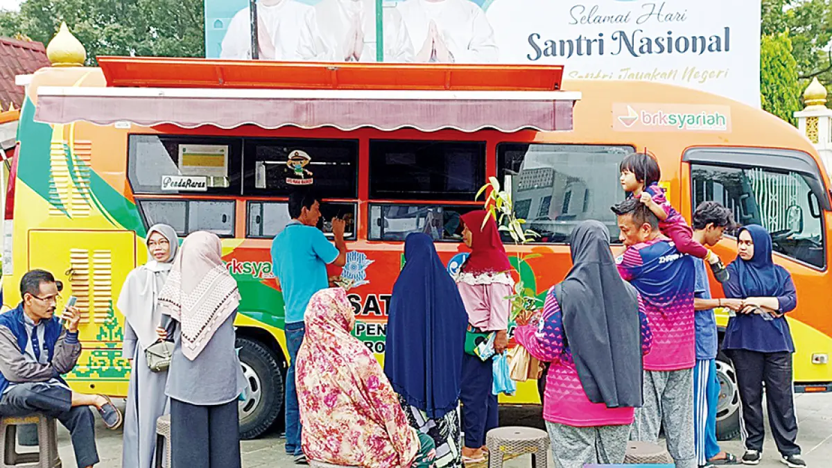 BAYAR PAJAK: Masyarakat Kota Pekanbaru memanfaatkan mobil Samsat Keliling untuk membayar pajak kendaraan bermotor, beberapa waktu lalu. Dalam waktu dekat, Pemerintah Provinsi Riau akan segera mengakhiri program pemutihan atau penghapusan sanksi administratif denda Pajak Kendaraan Bermotor akhir Agustus. (dokumen)
