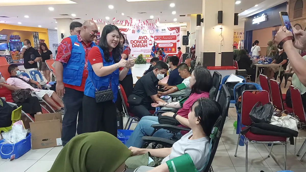 BERI SEMANGAT: Ketua PSMTI Riau Lindawati didampingi jajarannya memberikan semangat kepada para pendonor pada kegiatan baksos donor darah yang ditaja di Mal Pekanbaru,Selasa (25/8/2026).(Prapti Dwi Lestari/riau pos)