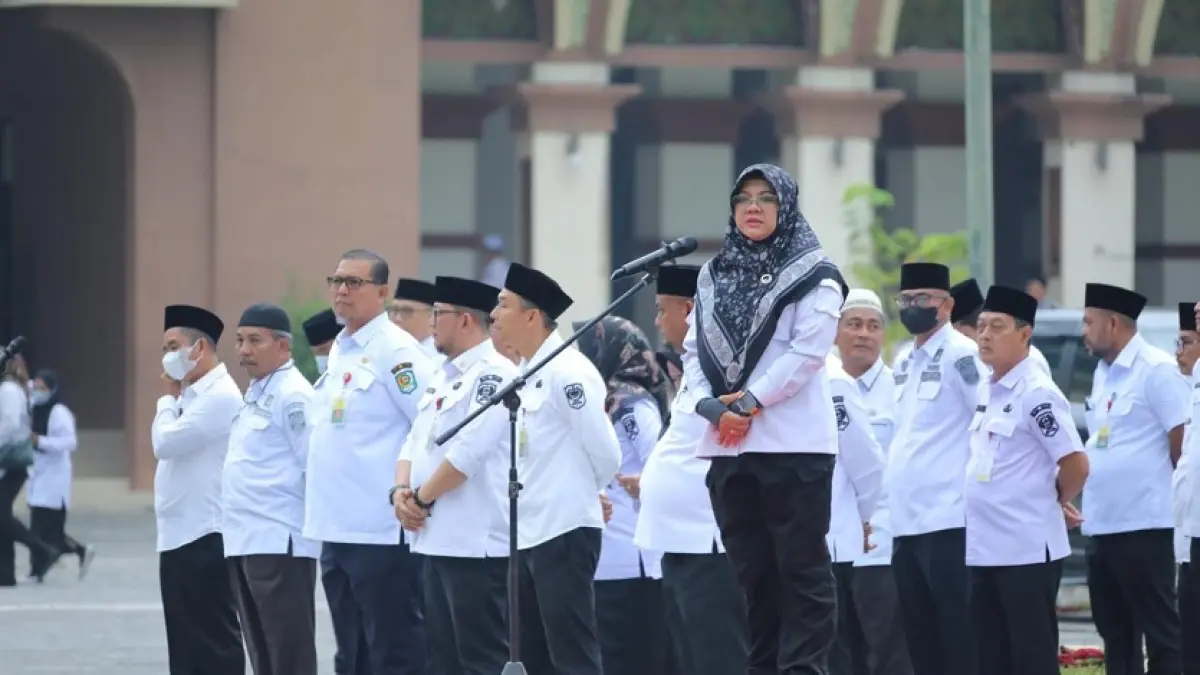 Bupati Siak Afni Z memimpin apel di halaman Masjid Agung Sultan Syarif Hasyim Islamic Center, Siak, Rabu (26/8/2026). (Istimewa)