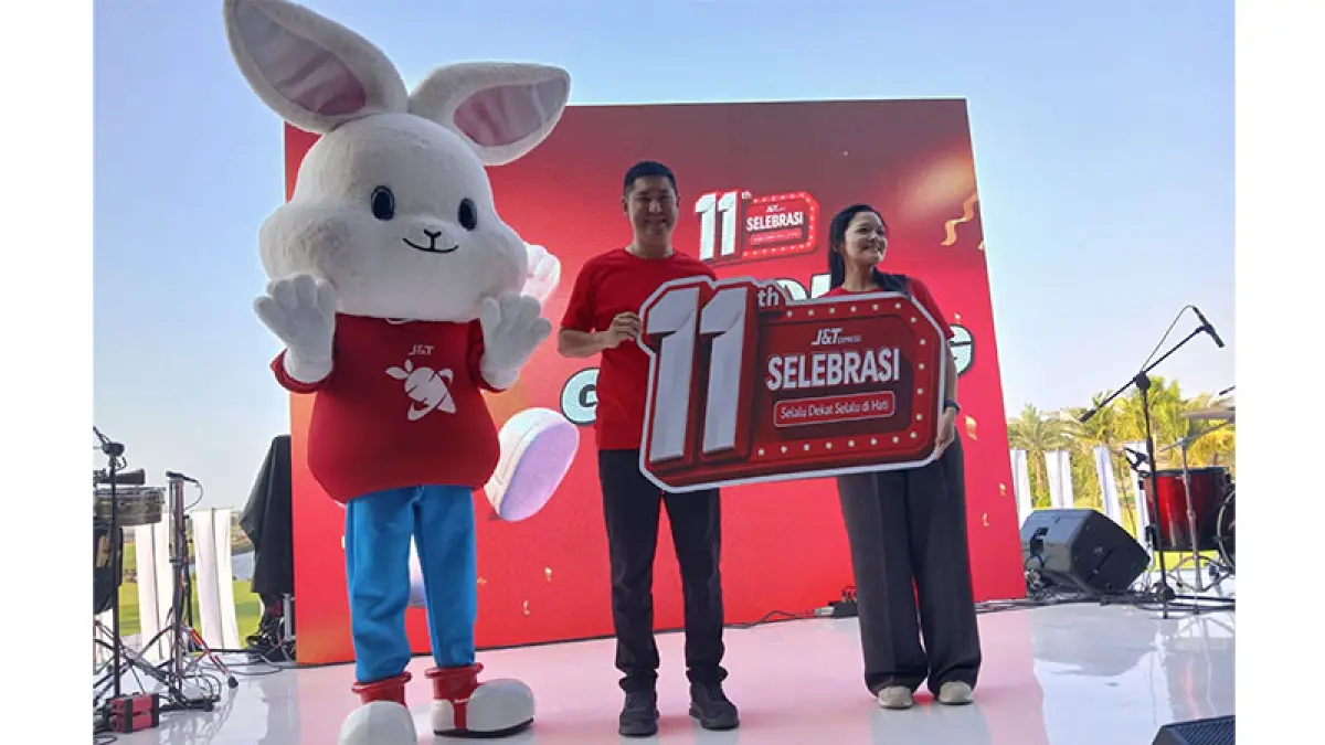 CEO J&T Express, Robin Lo dan Brand Manager Herline Septia pada Selebrasi 11 Tahun J&T Express Selalu Dekat, Selalu di Hati, di The Brassey Club House PIK, Rabu (26/8/2026). (Foto Ari Iswandi/Riaupos.co)