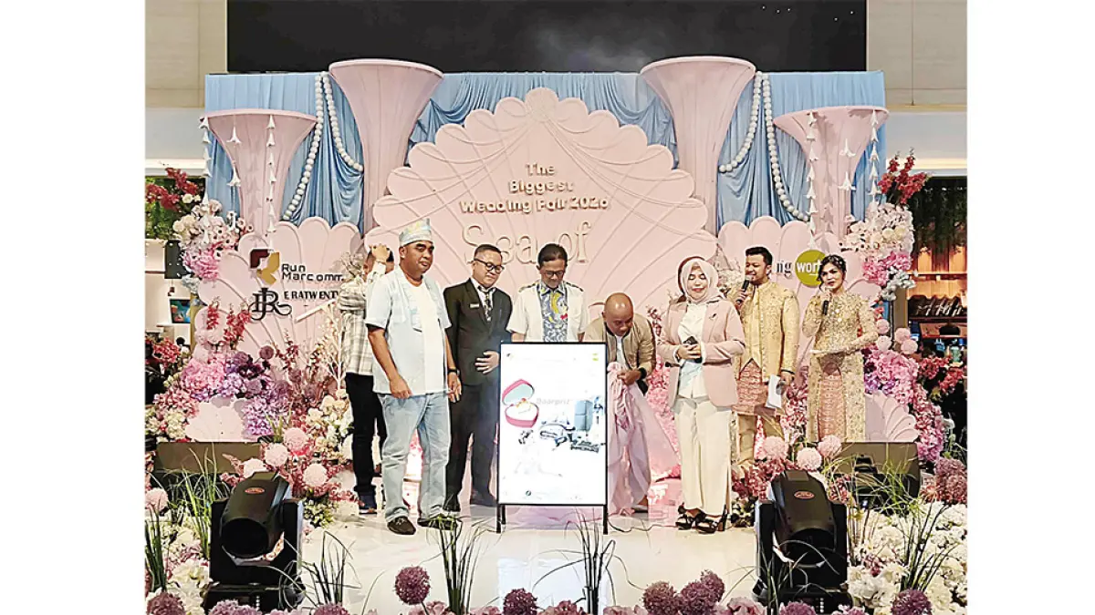 Kepala Dinas Kebudayaan dan Pariwisata Kota Pekanbaru  Akmal Khairi dan Direktur Utama Run Marcomm Sefranti Kifna beserta jajaran pengisi bazar, membuka secara langsung Iven The Biggest Wedding Fair 2026 Sea Of Love di Mal Living World Pekanbaru, Selasa (25/8/2026).(EVAN GUNANZAR/RIAU POS)