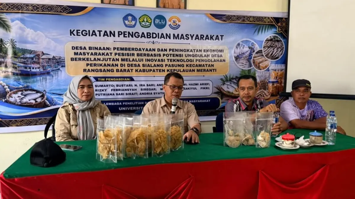 Dr Sumarto SPi MSi Ketua Tim Pengabdian (pegang mic) dan Sekretaris Desa Budi (tiga kiri) melakukan pelatihan saat pengabdian masyarakat Tim Universitas Riau Dengan Peserta Desa Sialang Pasung, Ahad (23/8/2026). (Istimewa)