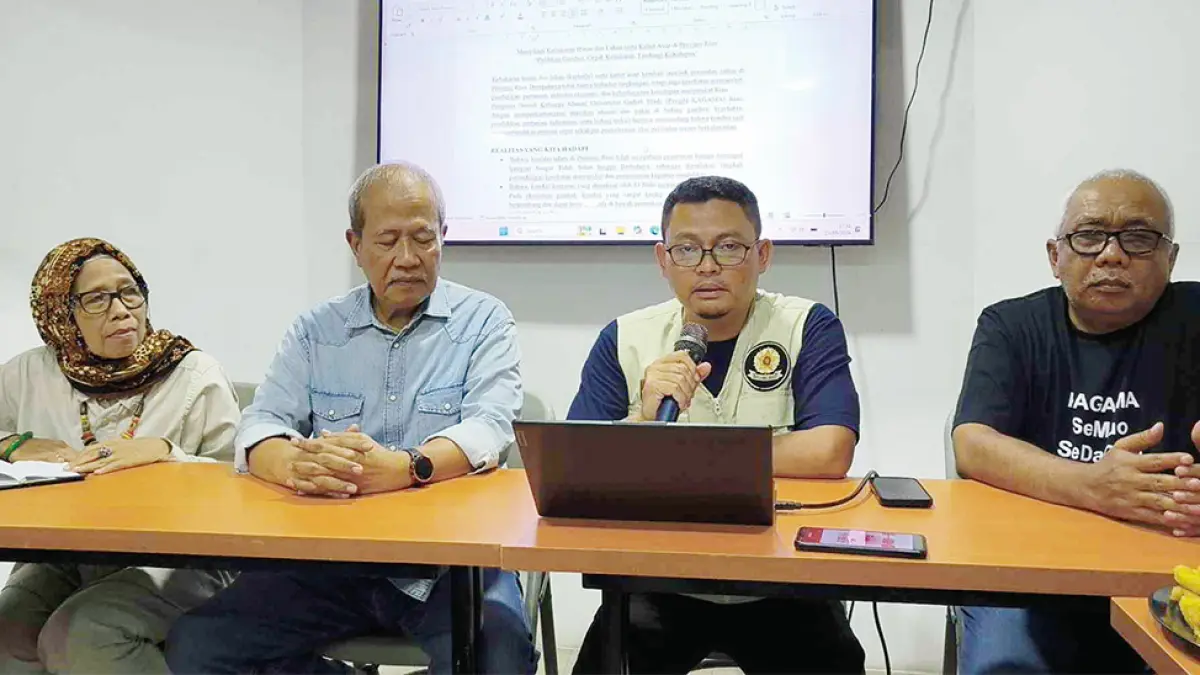 Ketua Pengurus Daerah Kagama Riau Arifudin (dua kanan), Dewan Penasihat Kagama Riau Amin Budyadi (dua kiri), Wakil Ketua Kagama Riau Hari Andriyanto (kanan), dan Rondang Nayati Agustaruddin (kiri) memberikan keterangan saat konferensi pers terkait karhutla di Pekanbaru, Selasa (25/8/2026). (EVAN GUNANZAR/RIAU POS)