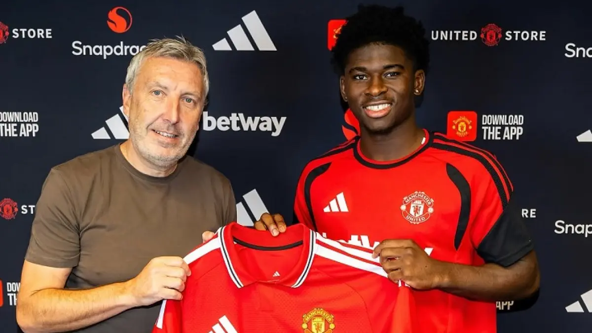 Gelandang asal Kamerun Carlos Baleba resmi gabung Manchester United. (Instagram @manutd)