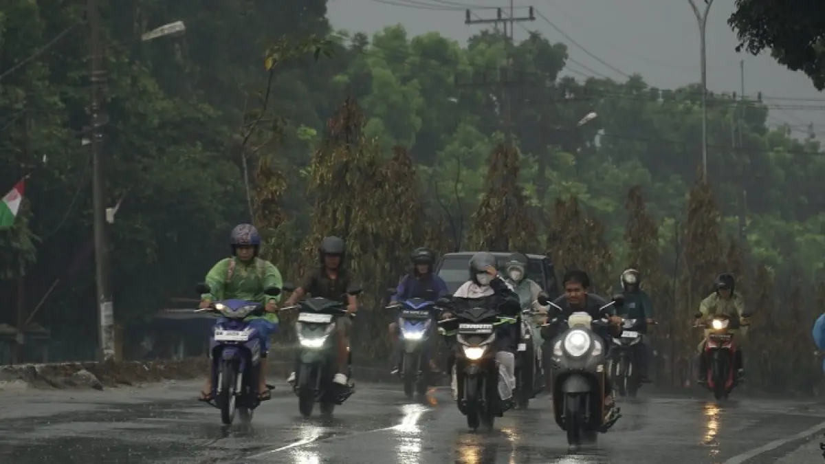Hujan mengguyur Kota Pekanbaru saat diselimuti  kabut asap, Rabu (26/8)/2926). (MHD AKHWAN/RIAUPOS.CO)