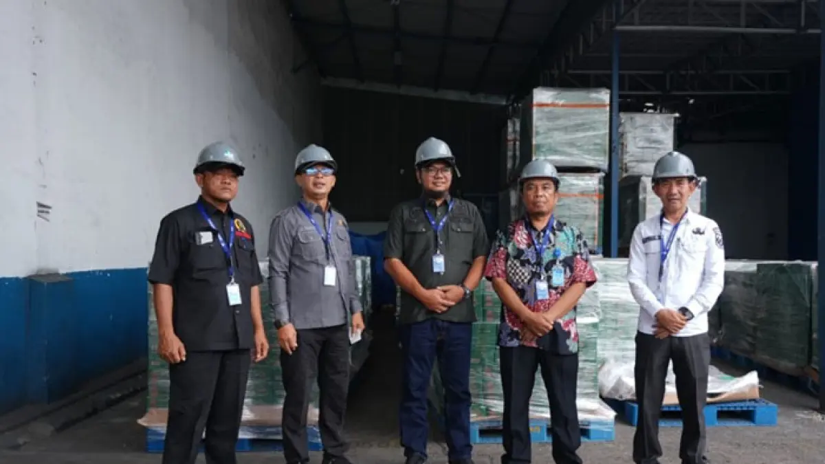 Humas Sambu Grup A Ginting (dua kanan) mendampingi kunjungan pimpinan DPRD Inhil untuk melihat langsung proses pengolahan kelapa di PT Sambu Guntung, Kecamatan Kateman, Kabupaten Inhil, Rabu (26/8/2026). (Istimewa)