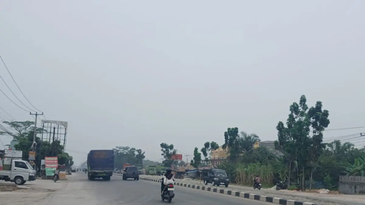 Kabut asap terpantau menyelimuti sejumlah wilayah, salah satunya Desa Rimbo Panjang, Kecamatan Tambang, Kabupaten Kampar, Rabu (26/8/2026). (Kamaruddin/Riaupos.co)