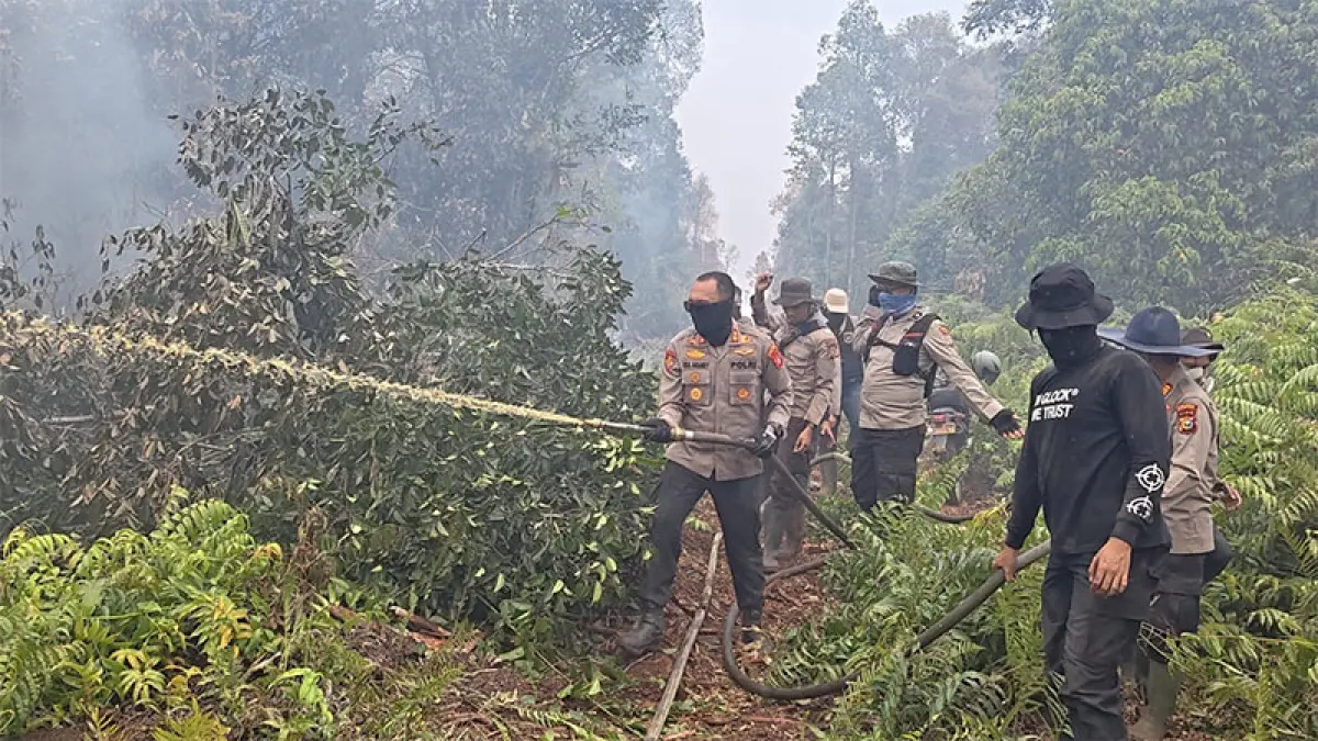 Kapolres Inhu, AKBP Eka Ariandy Putra bersama jajaran berjibaku memadamkan Karhutla di Desa Sungai Guntung Hilir Kecamatan Rengat, Selasa (25/8/2026). Foto: Humas Polres Inhu