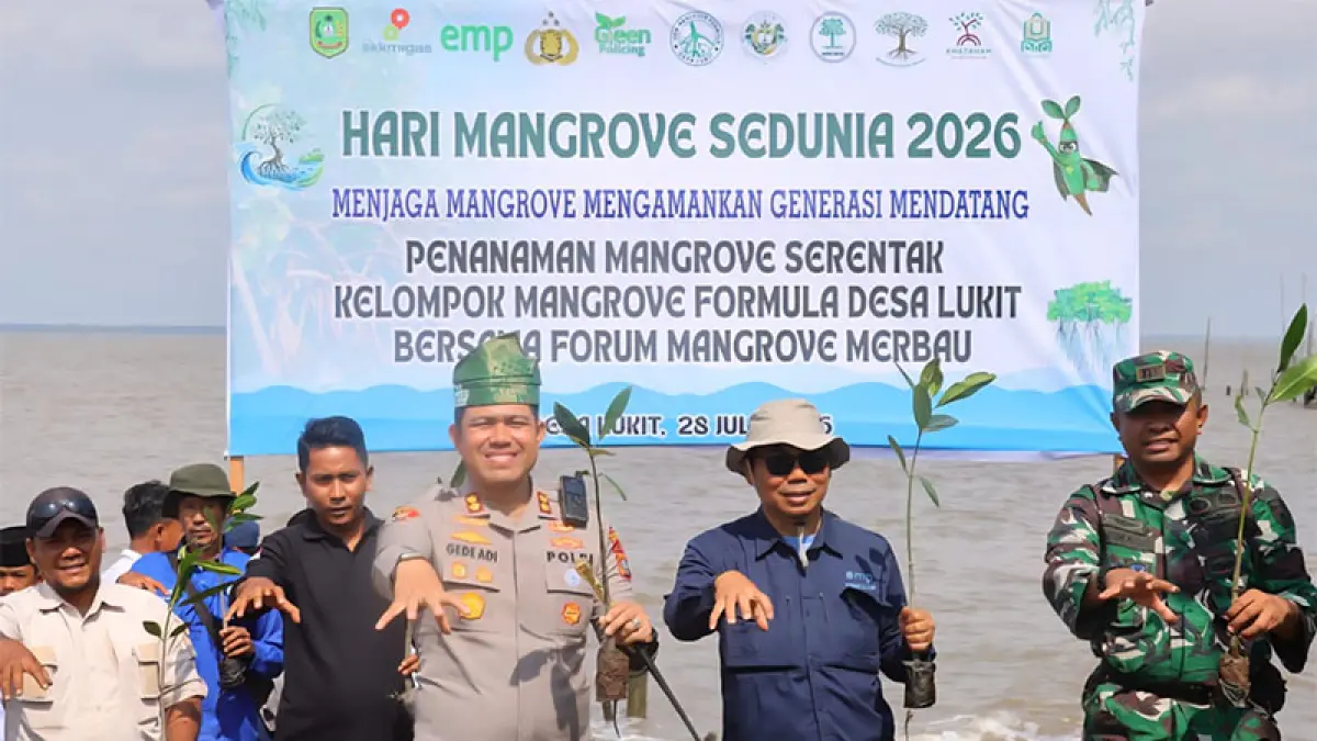 Kapolres Kepulauan Meranti AKBP Gede Prasetia Adi menggelar aktivitas penanaman mangrove rutin beberapa waktu lalu. (Istimewa)
