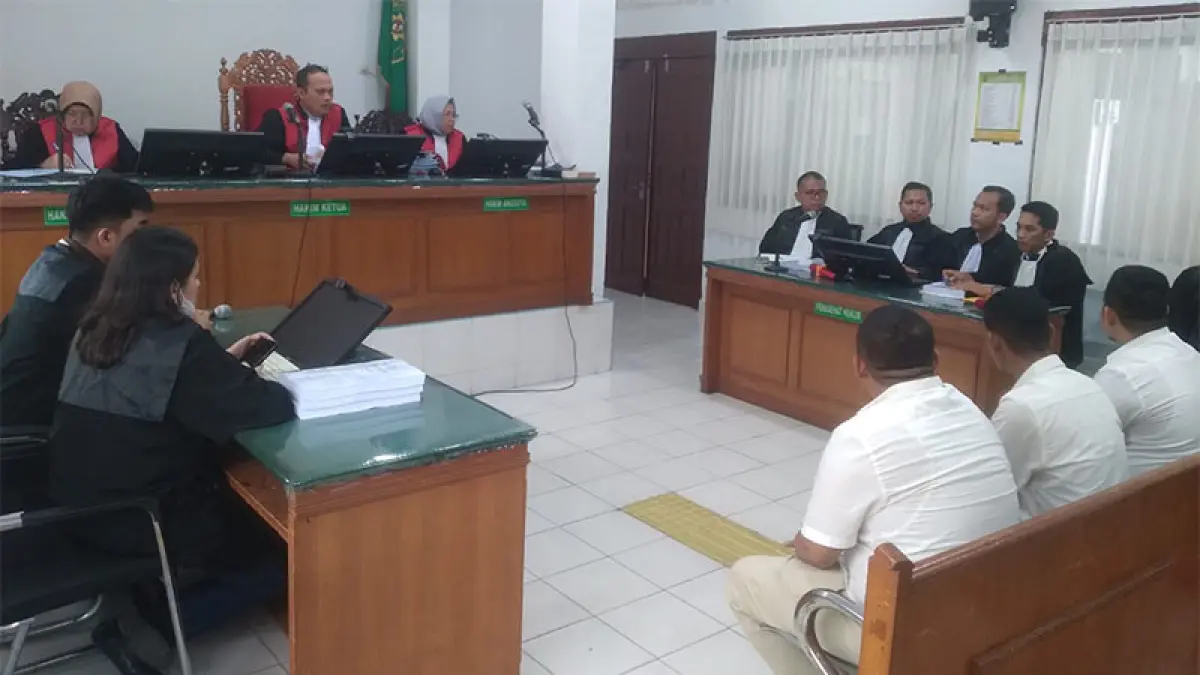 Ketiga terdakwa korupsi di PT SPRH Rokan Hilir menghadapi tututan JPU di Pengadilan Tipikor Pekanbaru, Rabu (26/8/2026). Foto Hendrawan Kariman