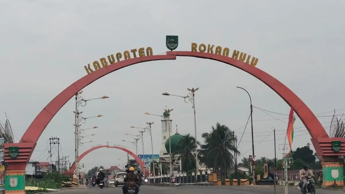 Kondisi cuaca di Kota Pasirpengaraian, Kecamatan Rambah terlihat cerah namun masih terlihat dari kejauhan kabut asap dari Jembatan Batang Lubuh Pasirpengaraian, Rabu (26/8/2026) pagi. (Engki Prima Putra/Riaupos.co)