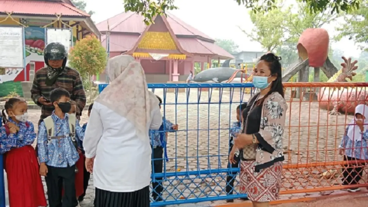 Murid-murid TK Pembina Telukkuantan masih beraktivitas meski pulang lebih cepat, Rabu (26/8/2026). (Desriandi Candra/Riaupos.co)
