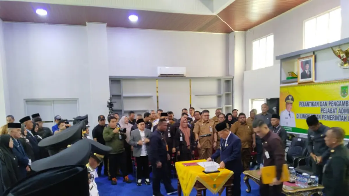 Pelantikan dan pengambilan sumpah pejabat administrasi di lingkungan Pemkab Rohil beberapa waktu lalu. (Zulfadhli/Riaupos.co)