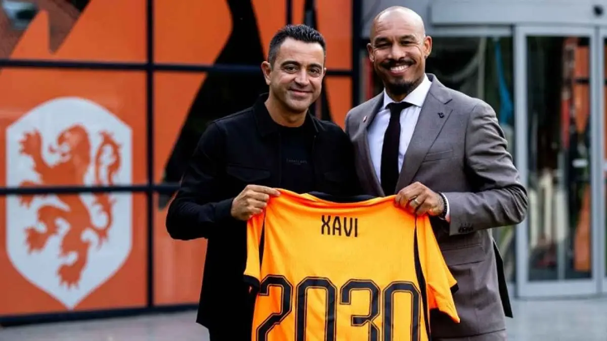 Pelatih kepala Xavi Hernandez berpose bersama Direktur Sepakbola KNVB Nigel de Jong selama perkenalannya sebagai pelatih tim nasional Belanda. (Rene Nijhuis/MB Media/Getty Images)