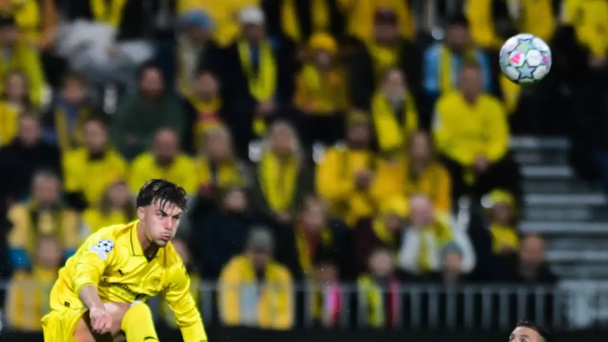 Pemain Bodo/Glimt berebut bola dengan pemain NEC dalam pertandingan leg kedua babak playoff Liga Champions 2026/2027 di Aspmyra Stadium. Bodo, Norwegia, Rabu (26/8/2026) waktu setempat.(IG @BODOGLIMT)