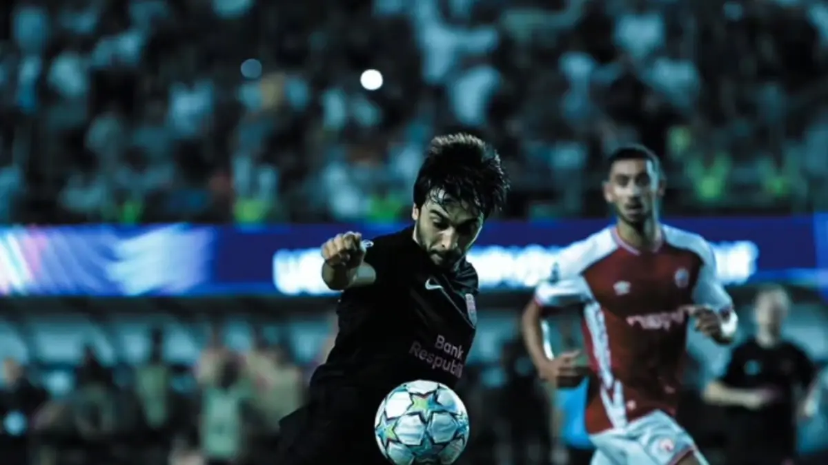 Pemain Sabah FK, klub asal Azerbaijan tampak dibayangi pemain klub asal Israel, Hapoel Beer Sheva pada leg kedua play-off Liga Champions 2026/2027 di Tofiq Bahramov Republican Stadium, Baku, Azerbaijan, Selasa (25/8/2026).(IG).