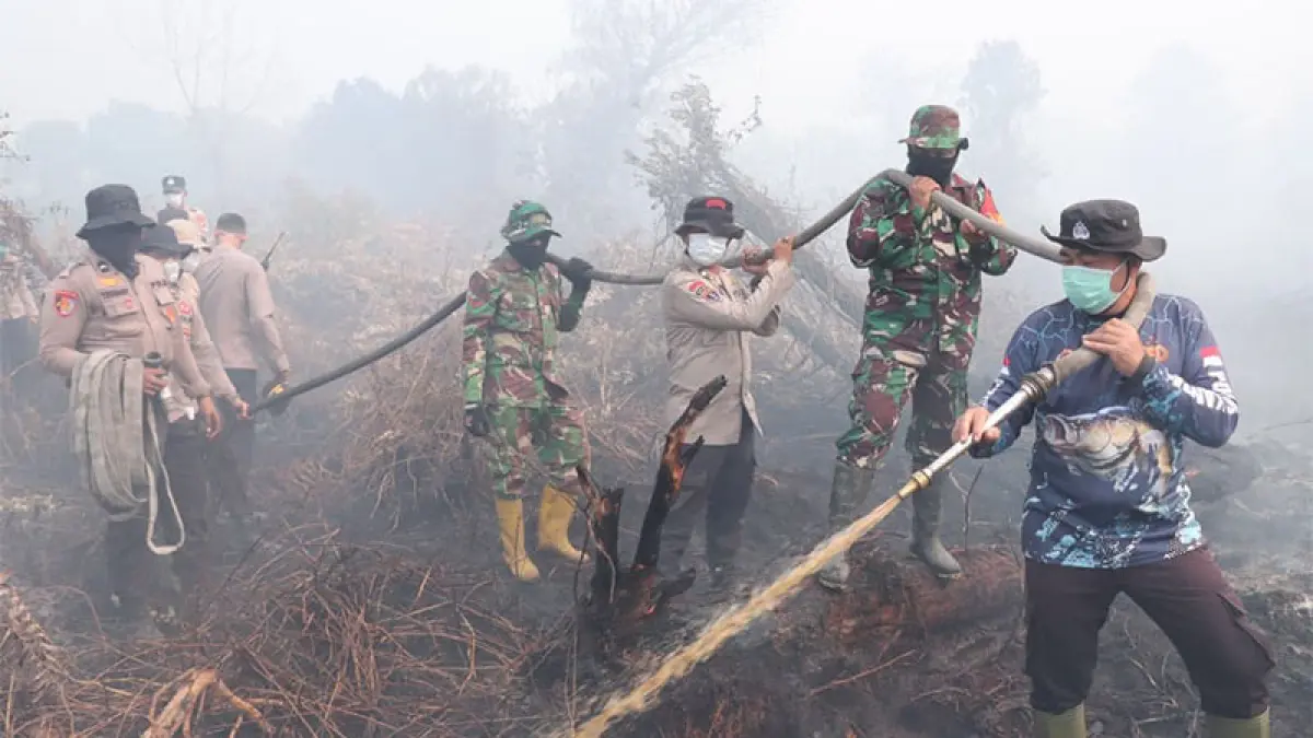 Satgas Gabungan memadamkan api yang membakar lahan di Desa Rimbo Panjang, Selasa (25/8/2026). Humas Polres untuk Riaupos.co