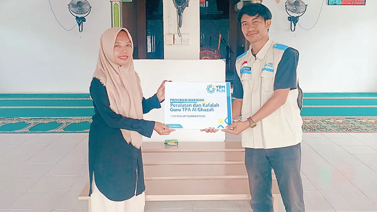 SERAHKAN BANTUAN: Aris Febrian (kanan) mewakili pengurus dan muzakki YBM PLN UIP Sumbagteng menyerahkan bantuan kepada guru Taman Pendidikan Al-Qur’an (TPA) Al Ghazali di Desa Teluk Kenidai, Kabupaten Kampar, Riau, Kamis (21/8/2026) lalu. (pt pln persero)