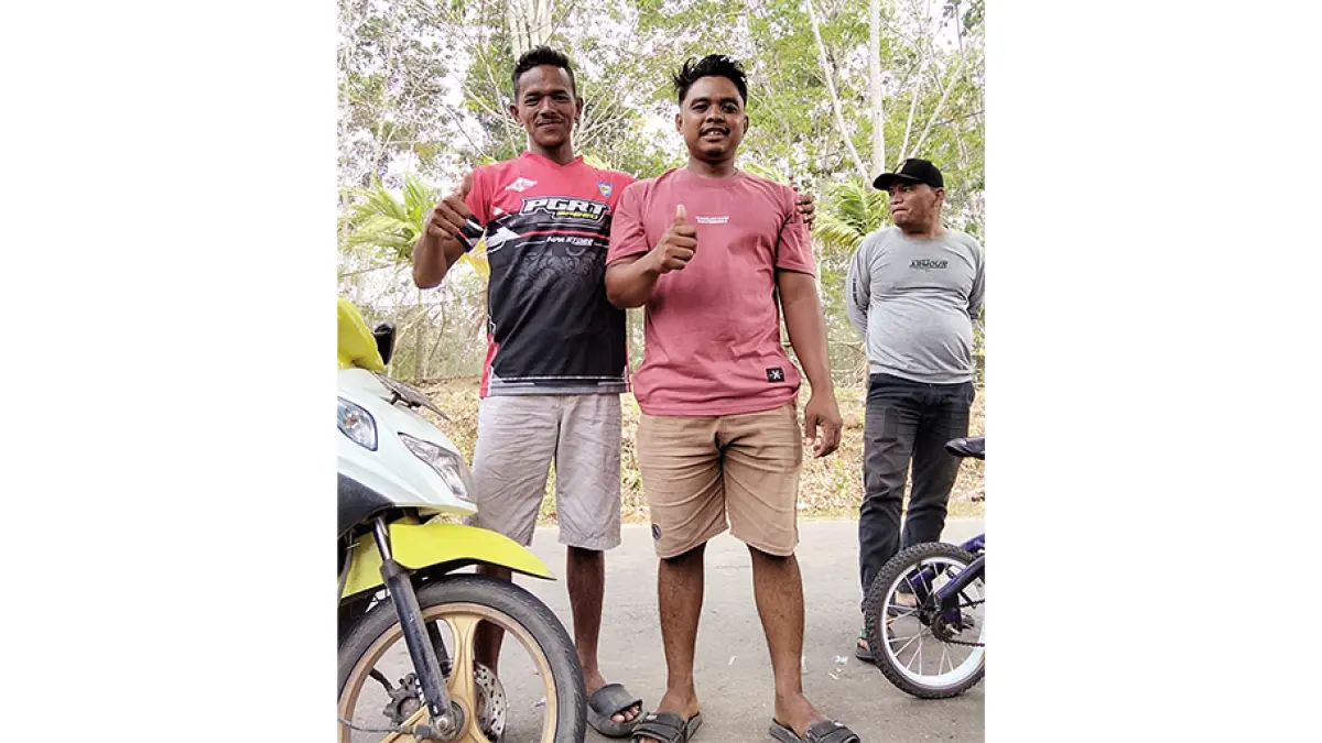 TUNAIKAN NAZAR: Anak Pacu Jalur Alam Cahayo Tuah Nagoghi Desa Sikakak Cerenti, Pebri dan Ari, menunaikan nazar jalan kaki dari Telukkuantan ke Cerenti, Selasa (25/8/2026) pagi.