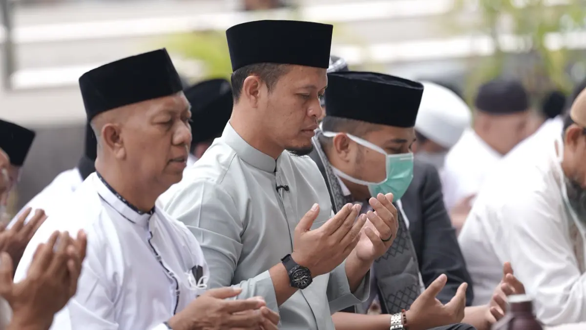 Wako Pekanbaru Agung Nugroho bersama Masyarakat mengikuti pelaksanaan Salat Istisqa di Masjid Al Kausar, Kecamatan Marpoyan Damai, Rabu (26/8/2028).(ISTIMEWA)