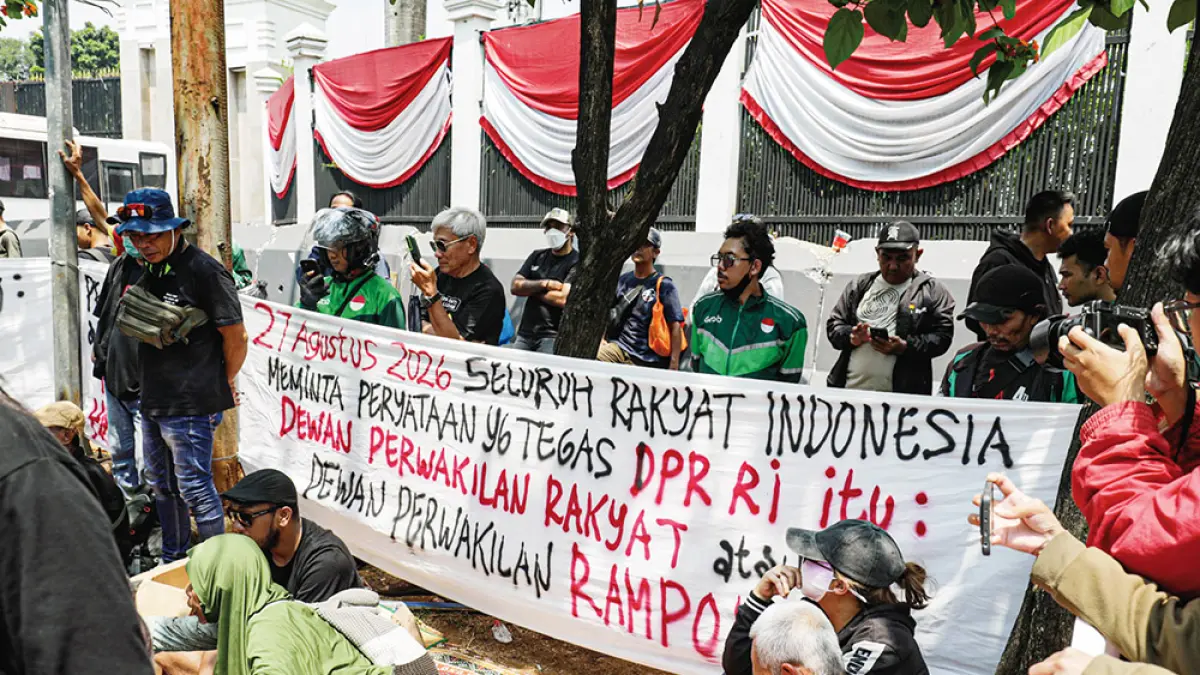 Aliansi Masyarakat Pati Bersatu memasang spanduk di depan Kompleks Parlemen, Senayan, Jakarta, Rabu (26/8/2026). Menjelang puncak aksi pada tanggal 27 Agustus 2026, bantuan masyarakat terus mengalir ke posko pengumpulan donasi. (SALMAN TOYIBI/JPG)
