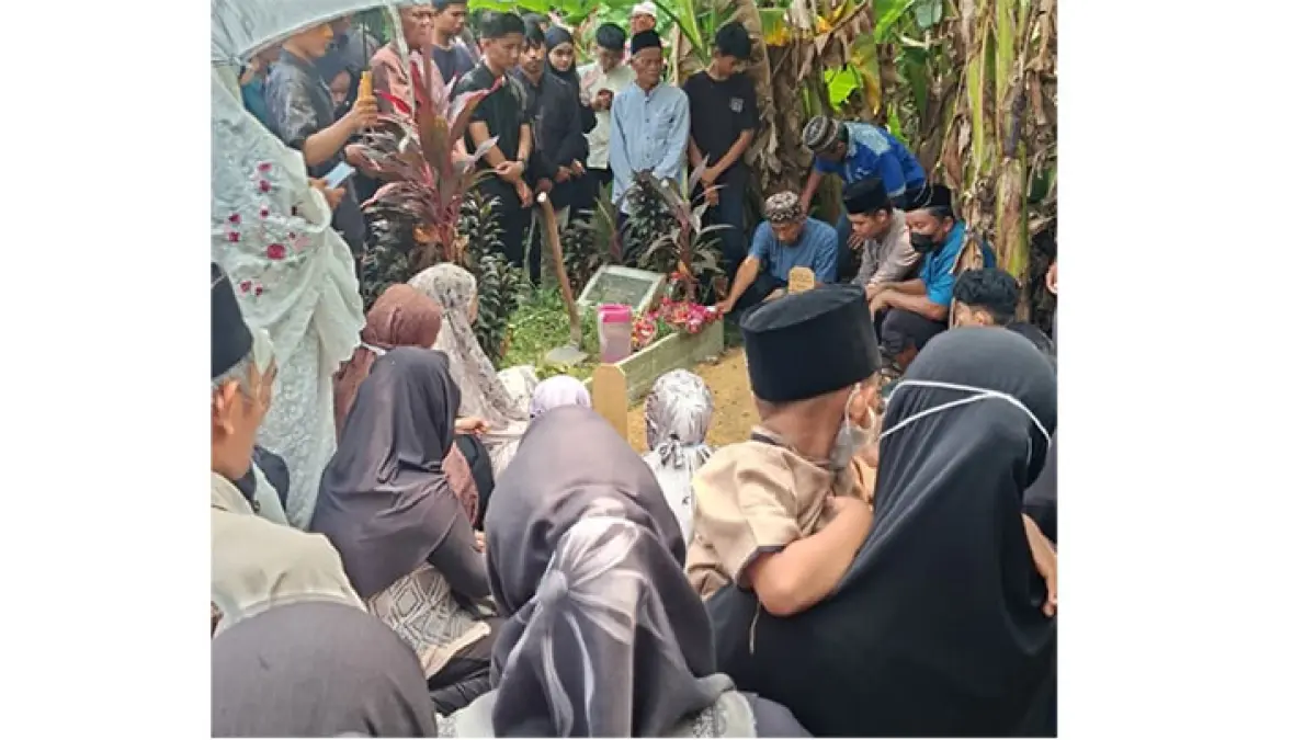 Almargum Mustafa Elfa Edison dimakamkan di pemakaman Kartama, Pekanbaru, Kamis (27/8/2026). (Joko Susilo/Riaup[os.co)
