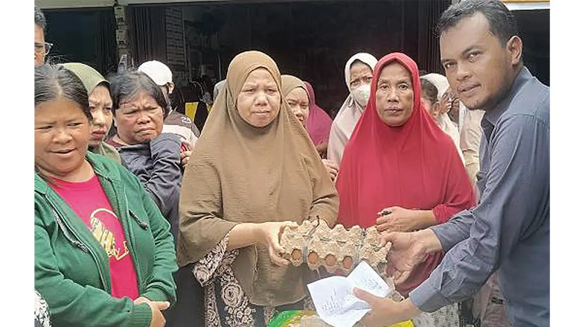 BELANJA: Warga Kelurahan Pembatuan, Kecamatan Ku­lim terlihat berbelanja pangan murah yang disediakan melalui program Pak Aman, Rabu (26/8/2026). (DKP untuk Riau Pos)
