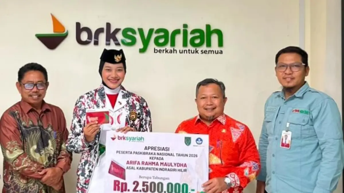 BRK Syariah memberikan bantuan biaya pendidikan kepada Arifa Rahma Maulydha, salah satu putri terbaik asal SMAN 1 Keritang, Kabupaten Indragiri Hilir (Inhil) yang berhasil mewakili provinsi Riau sebagai Paskibraka Nasional.