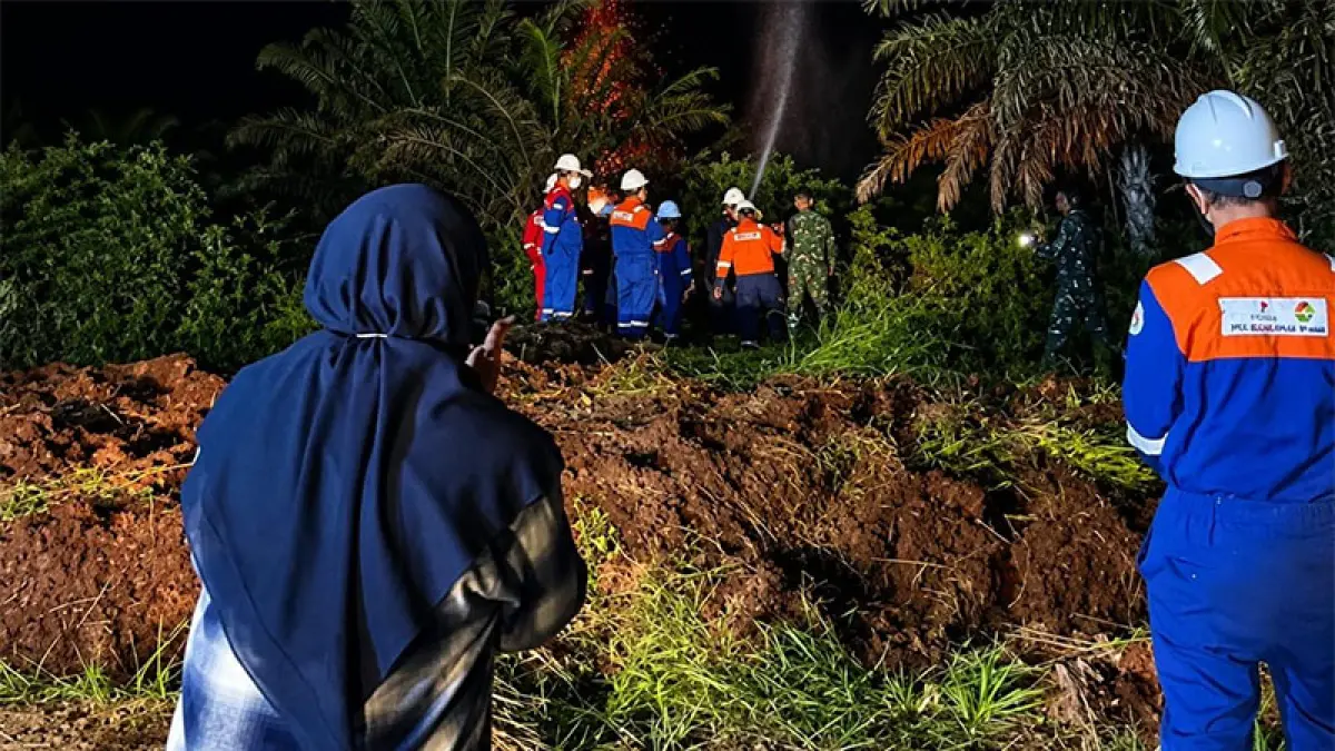 Bupati Siak Dr Afni Z turun memantau pemadaman lahan yang terbakar di kawasan Zamrud, Kecamatan Dayun, Kabupaten Siak, Kamis (27/8/2026). (Istimewa)