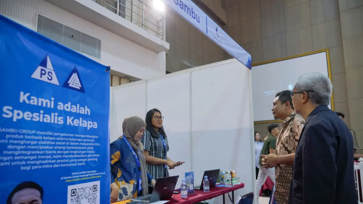 Direktur PCR Dr. Erwin Setyo Nugroho, S.T., M.Eng. (Batik) didampingi Ketua Umum Yayasan PCR Ir. Askon Brahmantyo melihat dan berdiskusi dengan perusahaan yang mengikuti kegiatan PCR Job Fair 2026. (Humas PCR untuk Riaupos.co)
