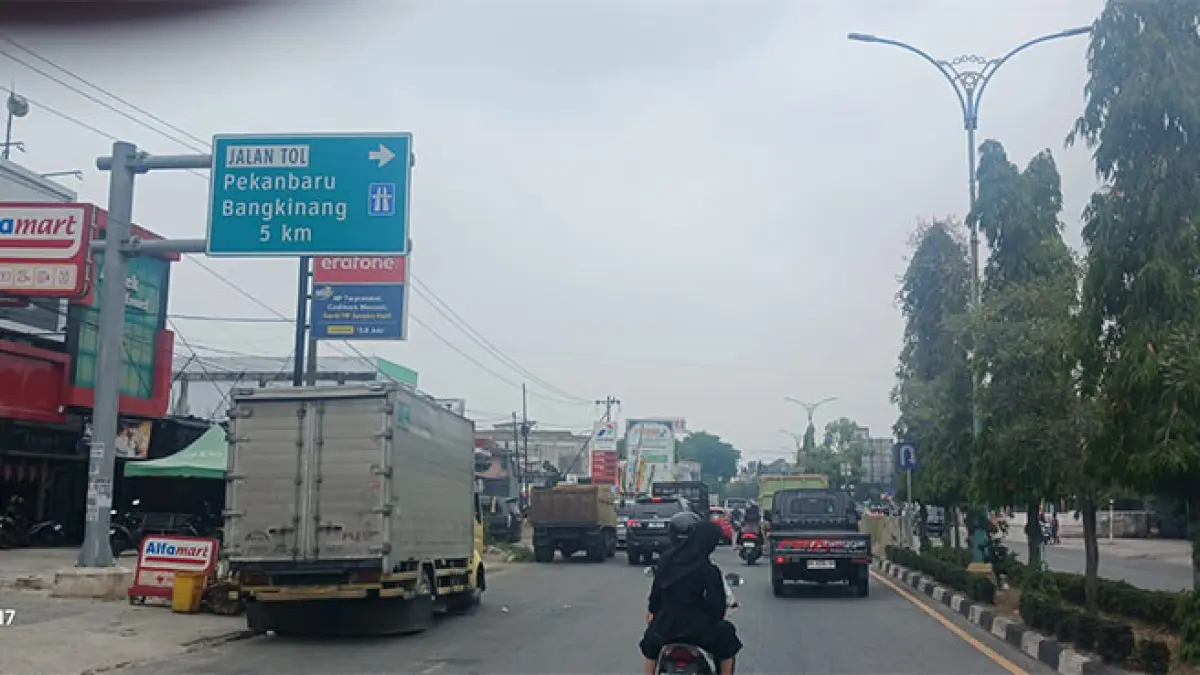 Kabut asap menyelimuti Kota Bangkinang. Pada Kamis (27/8/2026) pukul 16.00 WIB, nilai ISPU tercatat 111 dan masuk kategori tidak sehat. Kamaruddin/Riaupos.co