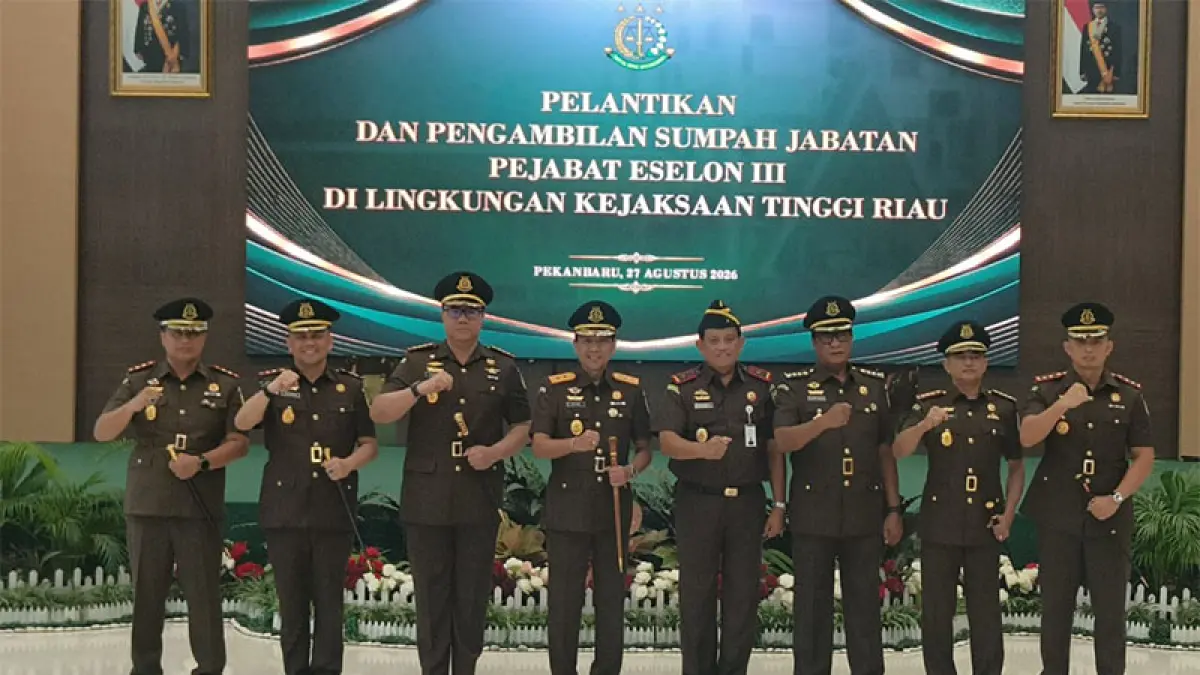 Kajati Riau I Dewa Gede Wirajana (pegang tongkat komando) foto bersama lima pejabat yang baru saja dilantik, Kamis (27/8/2026). Foto Humas Kejati Riau